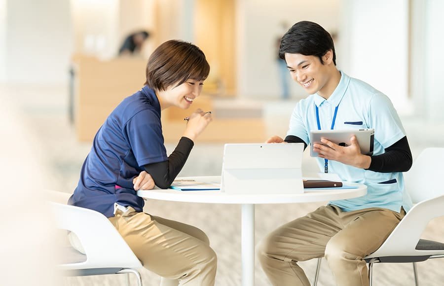 行政保健師VS産業保健師｜年収や仕事内容の違いを詳しく解説！