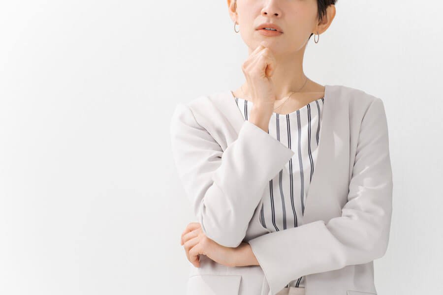 産業保健師の服装は白衣？勤務先別の違いや選ぶ際のポイントを解説