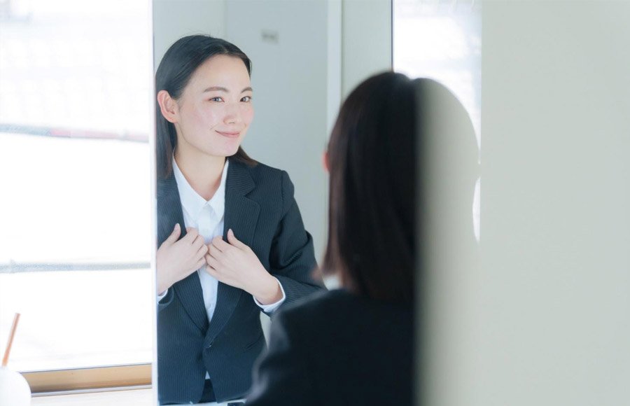 服装や身だしなみを確認